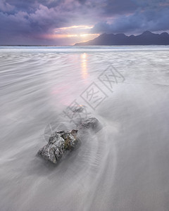 雨风景优美晚上落基海滩联合王国苏格兰埃岛艾湿的图片