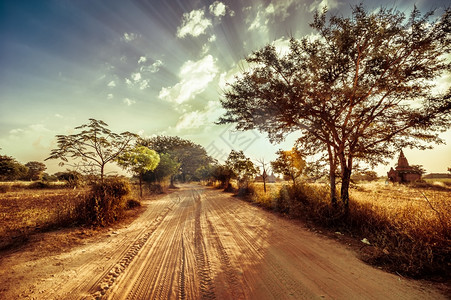清空道路在日落的天空下穿过农村地貌阳光束照耀着太缅甸东南部亚西旱季缅甸大自然以古老风格背景射线生态亚洲图片