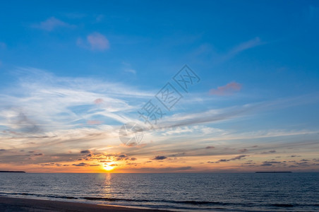 太阳黄昏波浪光在海中的反射红色和黄的天空在日落光芒中海上日落在浪中的阳光反射图片