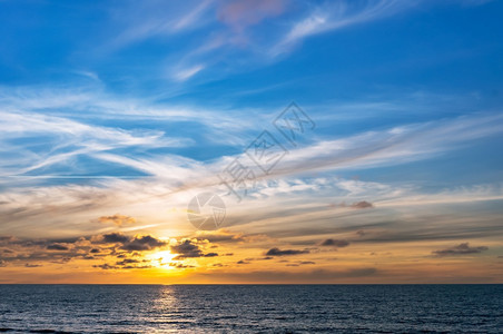 雄伟水阳光在海浪中的反射红色和黄的天空在日落光芒中海上日落在浪中的阳光反射红色和黄的天空在日落光芒中涟漪图片