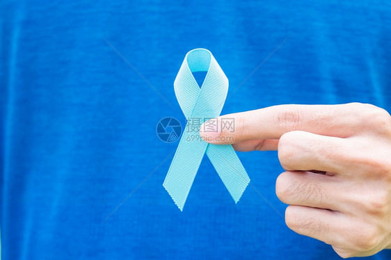 为了颜色治疗1月前州癌症意识穿蓝T衬衫的男子手握蓝丝带支持人们生活和疾病保健护理国际男子父亲和世界癌症日概念Libbon图片