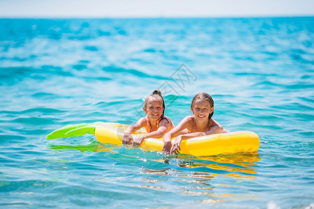 姐妹一起在海边游泳图片