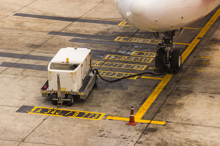 飞机在出发前场进行主要装备维修检查以安全飞行前服务的安全目地车轮波音公司天图片