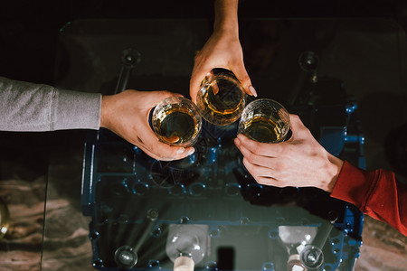 年轻的香槟酒以威士忌或葡萄酒为杯子庆祝和婚礼会议或其他庆祝活动而举杯和敬酒的人表情吧图片