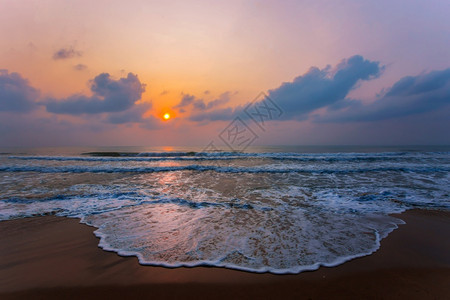 日落美丽的波罗海绘画日落时的大海惊人日落浪夏季美丽的海景傍晚日落海天地平线堂日出宁静图片