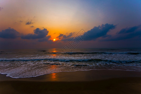 早晨日落美丽的波罗海绘画日落时的大海惊人日落浪夏季美丽的海景傍晚日落海天地平线自然空图片