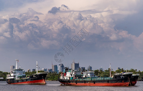 海上空气旅行泰国曼谷20年4月19日两艘货轮停泊在ChaoPhraya河中部和戏剧天空背景的货轮图片