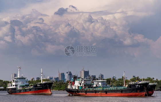 海上空气旅行泰国曼谷20年4月19日两艘货轮停泊在ChaoPhraya河中部和戏剧天空背景的货轮图片