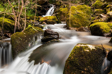 景观流动岩石葡萄牙格里索河中美丽的水流长期接触光滑效应图片