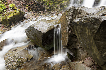 旅行游河流山中被水冲洗的大石块巨河山流中紧闭的大岩块巨石和透明图片