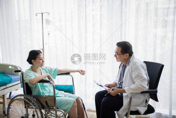 医生向轮椅上的病人讲解病情图片
