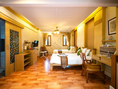 器具帕奎特自在豪华房间带有旧装饰的床铺和泰国旅馆度假胜地图片