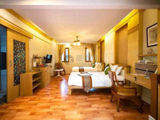 器具帕奎特自在豪华房间带有旧装饰的床铺和泰国旅馆度假胜地图片
