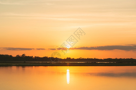 夏天晚上日落在湖中美丽的日落在湖面风云的后湖风景背戏剧天空日落时有云假期图片