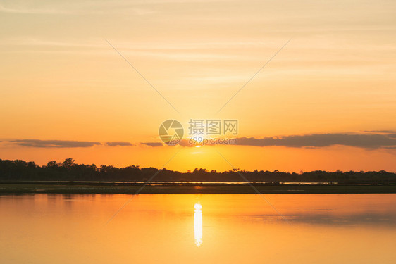 夏天晚上日落在湖中美丽的日落在湖面风云的后湖风景背戏剧天空日落时有云假期图片