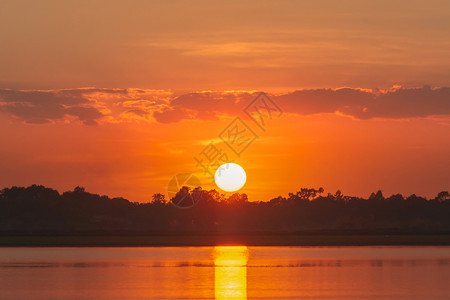 日落在湖中美丽的日落在湖面风云的后湖风景背戏剧天空日落时有云轮廓黄昏宁静图片