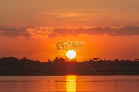 日落在湖中美丽的日落在湖面风云的后湖风景背戏剧天空日落时有云轮廓黄昏宁静图片