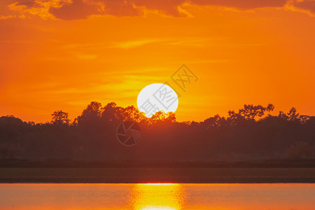 旅行船太阳日落在湖中美丽的日落在湖面风云的后湖风景背戏剧天空日落时有云图片