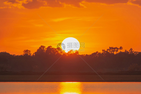 旅行船太阳日落在湖中美丽的日落在湖面风云的后湖风景背戏剧天空日落时有云图片