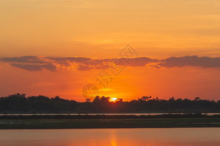 超过早晨日落在湖中美丽的日落在湖面风云的后湖风景背戏剧天空日落时有云斯科舍图片