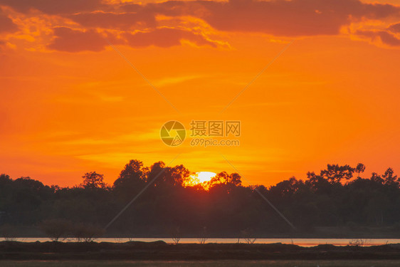 日出落在湖中美丽的日落在湖面风云的后湖风景背戏剧天空日落时有云旅行黄昏图片