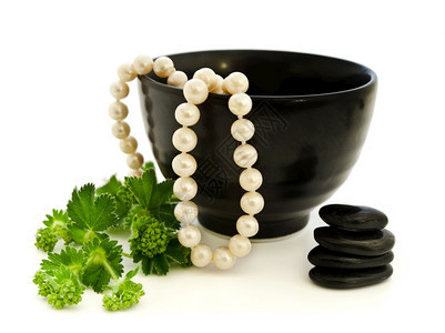 和谐珍珠子Zen石和白背景珍珠子Zen石和绿草白色的豪华图片
