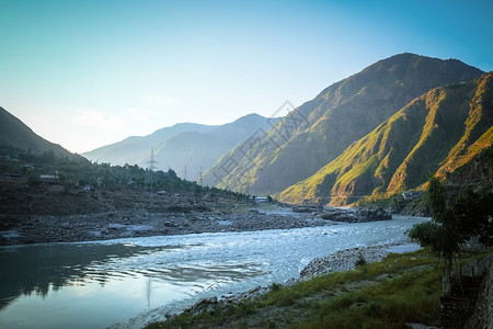 风景优美镇银行以山岳和印度杜斯河KhyberPakhtunkhwa巴基斯坦为例图片
