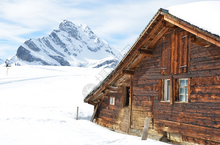 冬季雪地里的木屋图片