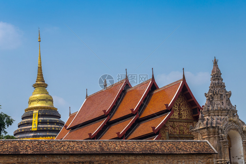 WatPhraThatLampangLuang是泰国南邦府的一座兰纳风格佛教寺庙蓝色祈祷丰富多彩图片