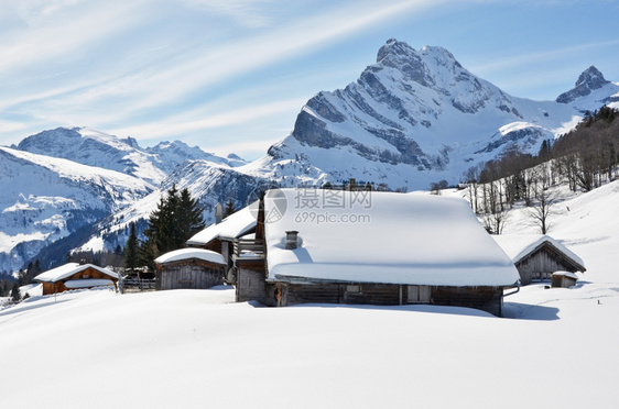 冬季雪地里的木屋图片