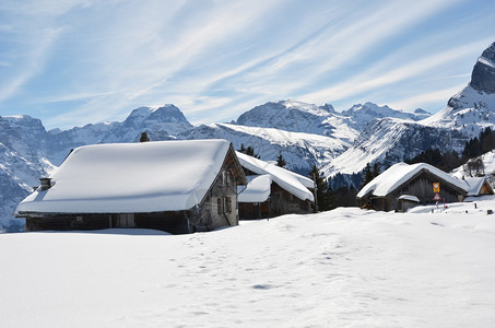 冬季雪地里的木屋图片