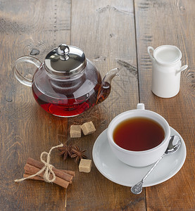 食物休息现代的茶壶和杯子放在木质托盘顶视图上图片