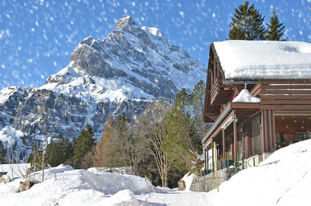 冬季雪地里的木屋图片