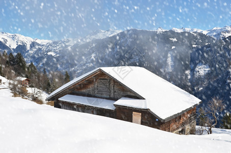 冬季雪地里的木屋图片