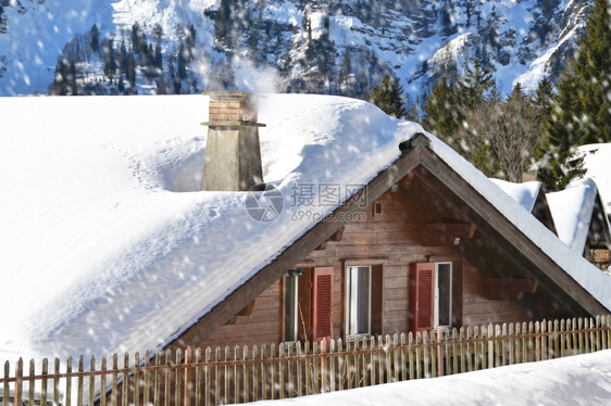 冬季雪地里的木屋图片