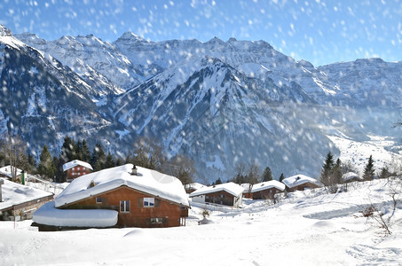 冬季雪地里的木屋图片