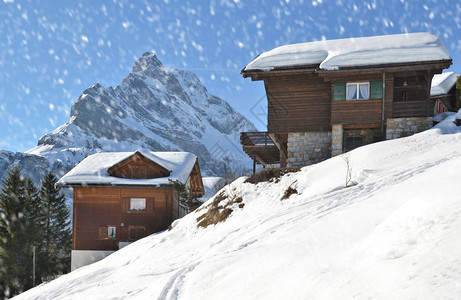 冬季雪地里的木屋图片