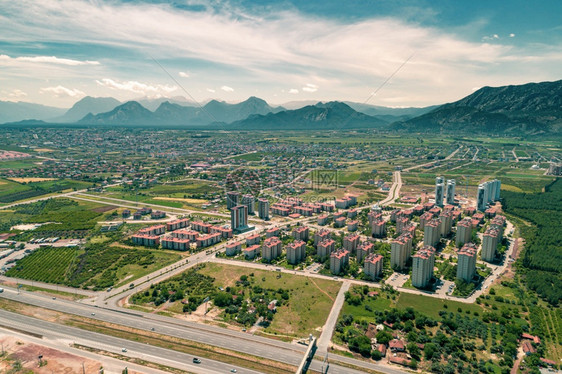 目的地天老现代建筑地在高速公路旁边的空中最高视景照片图片