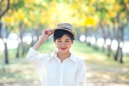 美丽的亚洲女人肖像站在盛开的花园里充满快乐的情感户外自然充满活力图片