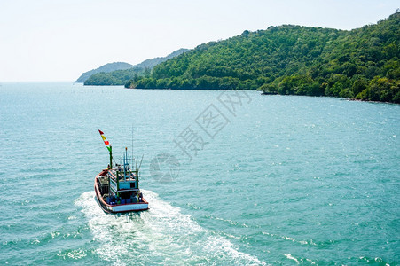 支撑岛传统的漂浮在蓝海和天空水域的渔船图片
