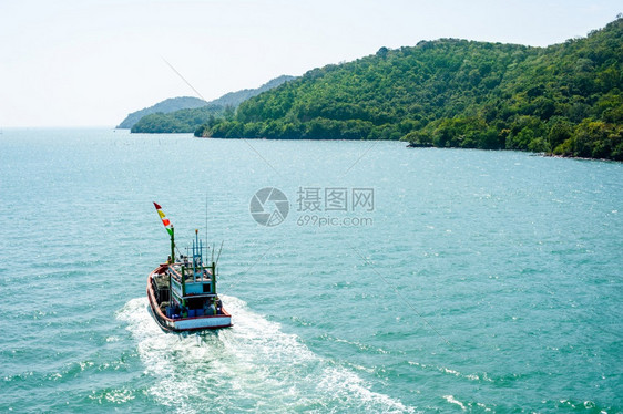 支撑岛传统的漂浮在蓝海和天空水域的渔船图片