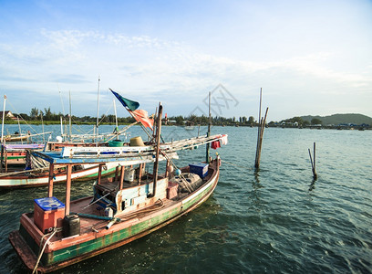 海洋自然漂浮在蓝海和天空水域的渔船传统图片