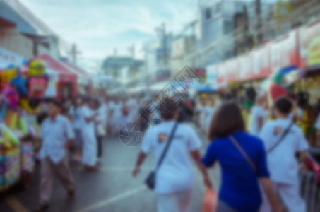 在泰国普吉老城行走的人其背景抽象模糊摘要市中心天太阳图片