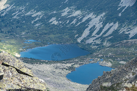 安详雄伟碧玉山谷蓝湖的清晰可见景色图片