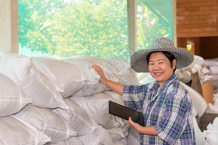 药片乡村的包裹亚洲女聪明的农民学家在有机肥堆厂感到高兴从动物废堆肥需氧微生用于有机农业产图片