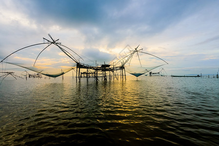 日出时天清晨空的美丽自然景观金光和当地渔业工具农村生活方式泰国日出时Pakpra运河Songkhla湖BaanPakPra是泰国图片