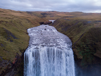 冰岛自然景观中的冰岛瀑布Skogafos在冰岛自然地貌的斯科加福岛自然景观中以冰岛自然地貌南空中无人驾驶飞机对顶层瀑布的景象为最图片
