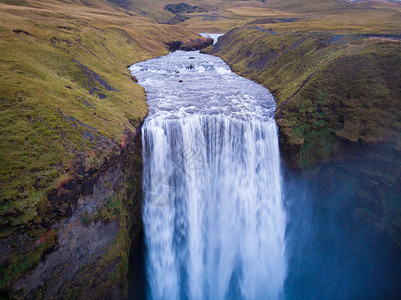 户外斯科加瀑布美丽的冰岛自然景观中的冰岛瀑布Skogafos在冰岛自然地貌的斯科加福岛自然景观中以冰岛自然地貌南空中无人驾驶飞机图片