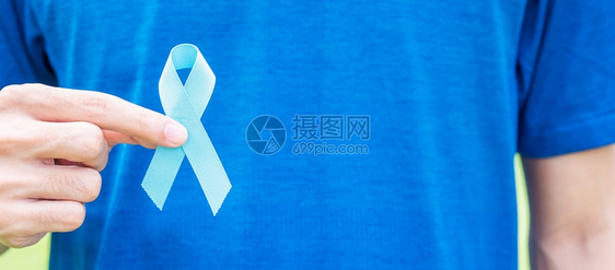 天1月前州癌症意识穿蓝T衬衫的男子手握蓝丝带支持人们生活和疾病保健护理国际男子父亲和世界癌症日概念Libbon保险十一月图片