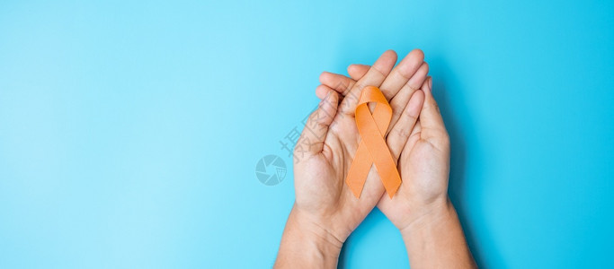 白血病肾脏癌日世界多发硬化症CRPS自我伤害意识月持有橙丝带支生活和疾病患者的妇女以及世界癌症日概念健康护理和世界癌症日概念痛帕图片